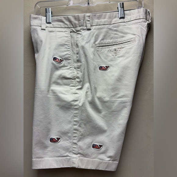 Vineyard Vines Men's Khaki Bermuda Shorts With Whale Pattern Size 34 - Picture 3 of 3